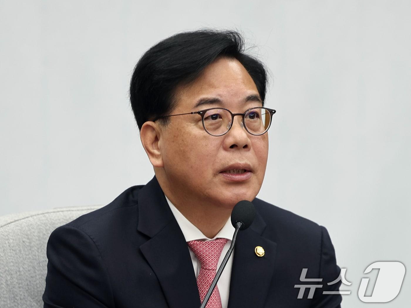 본문 이미지 - 송언석 국민의힘 원내대표가 8일 오전 서울 여의도 국회에서 열린 원내대책회의에서 모두발언을 하고 있다. 2026.5.8 ⓒ 뉴스1 황기선 기자