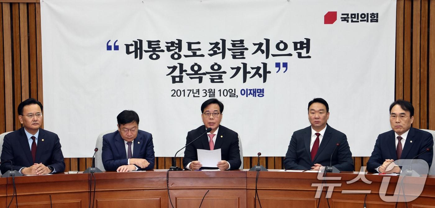 본문 이미지 - 송언석 국민의힘 원내대표가 8일 오전 서울 여의도 국회에서 열린 원내대책회의에서 모두발언을 하고 있다. 2026.5.8 ⓒ 뉴스1 황기선 기자