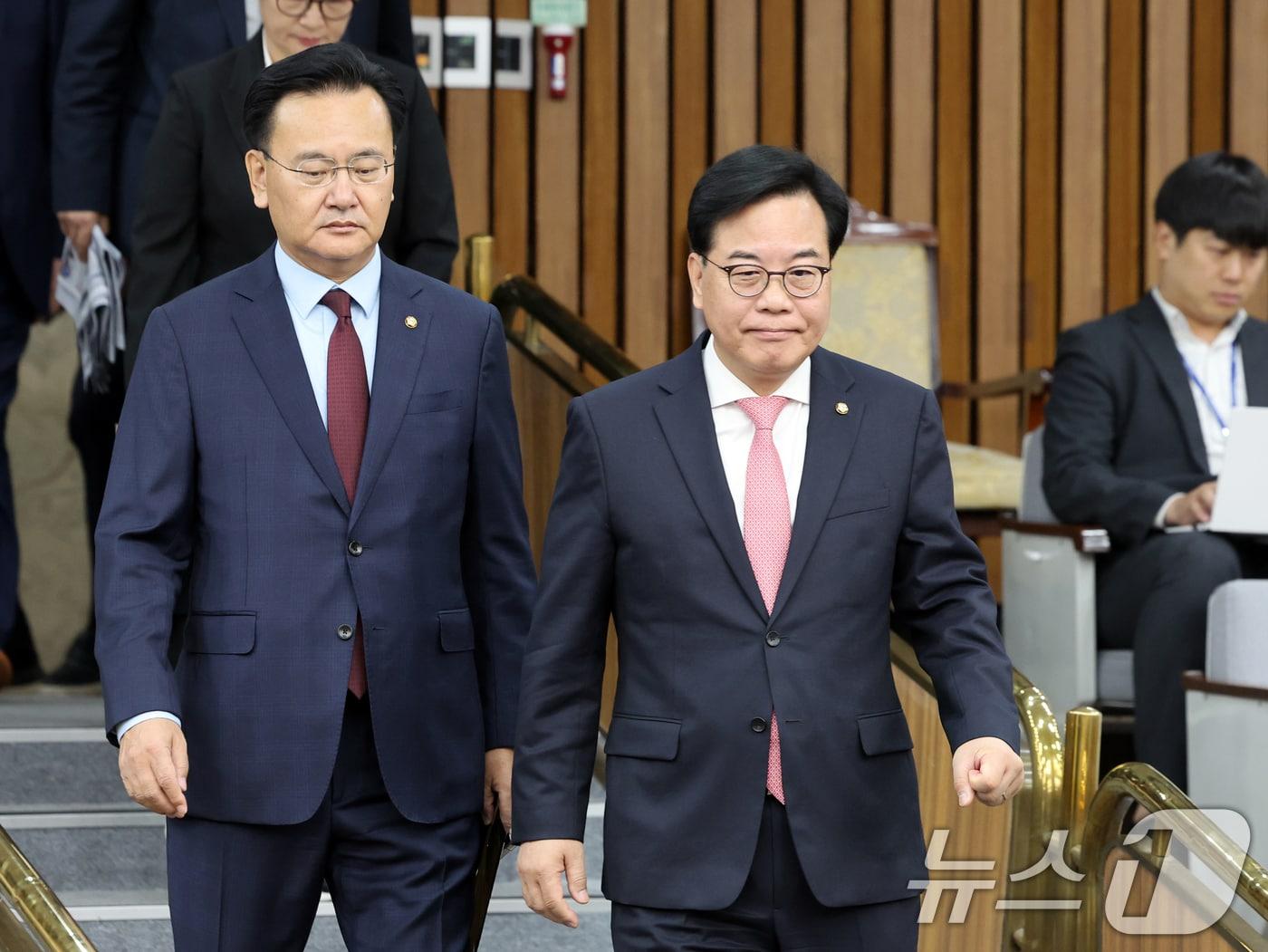 본문 이미지 - 송언석 국민의힘 원내대표와 유상범 원내운영수석부대표가 8일 오전 서울 여의도 국회에서 열린 원내대책회의에 참석하고 있다. 2026.5.8 ⓒ 뉴스1 황기선 기자