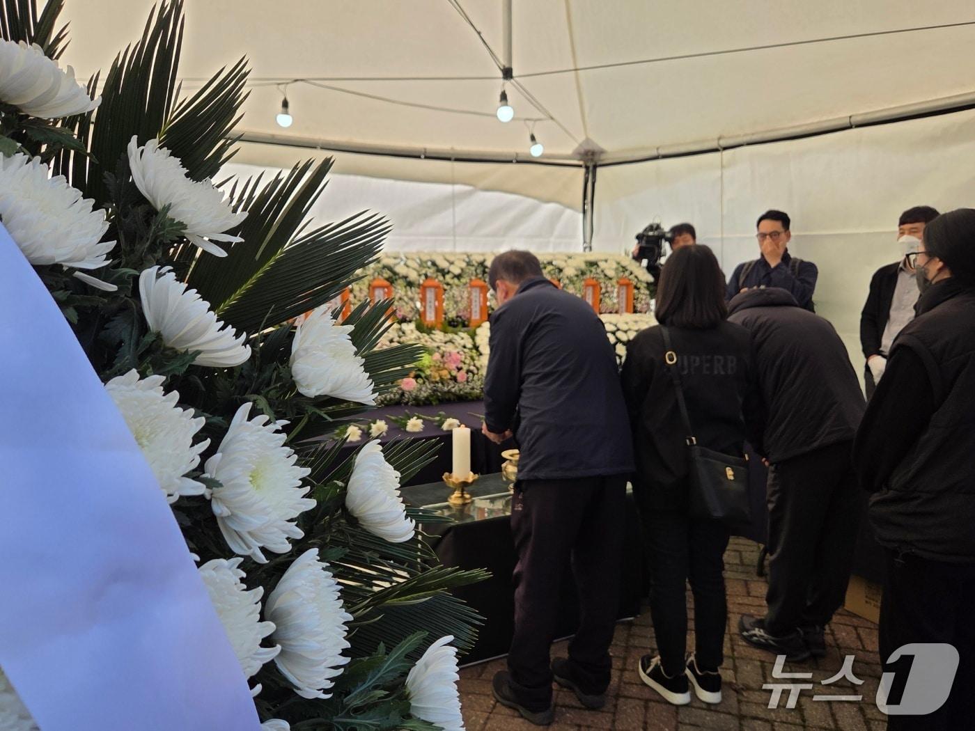 본문 이미지 - 대전 대덕구 문평근린공원에 마련된 안전공업 화재 참사 희생자 합동분향소 ⓒ 뉴스1 김종서 기자