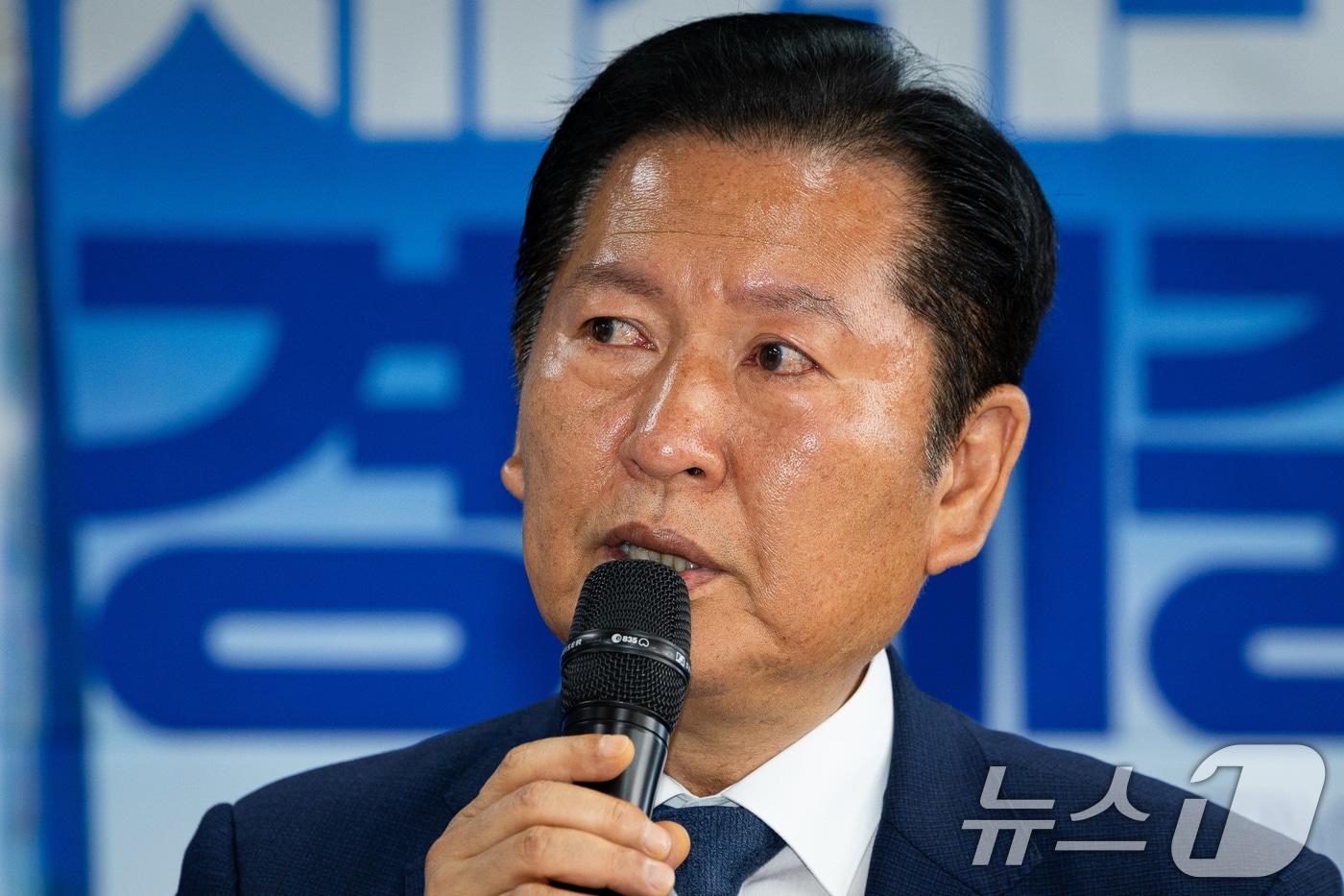 본문 이미지 - 정청래 더불어민주당 대표가 8일 서울 송파구 조재희 송파구청장 후보 선거사무소에서 열린 현장최고위원회의에서 노상원 수첩 관련 발언 중 울먹이고 있다. 2026.5.8 ⓒ 뉴스1 유승관 기자