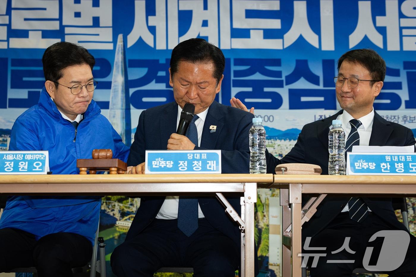 본문 이미지 - 8일 서울 송파구 조재희 더불어민주당 송파구청장 후보 선거사무소에서 열린 현장최고위원회의에서 정청래 대표가 노상원 수첩 관련 발언 중 울먹이자 정원오 서울시장 후보(왼쪽)와 한병도 원내대표가 위로하고 있다. 2026.5.8 ⓒ 뉴스1 유승관 기자