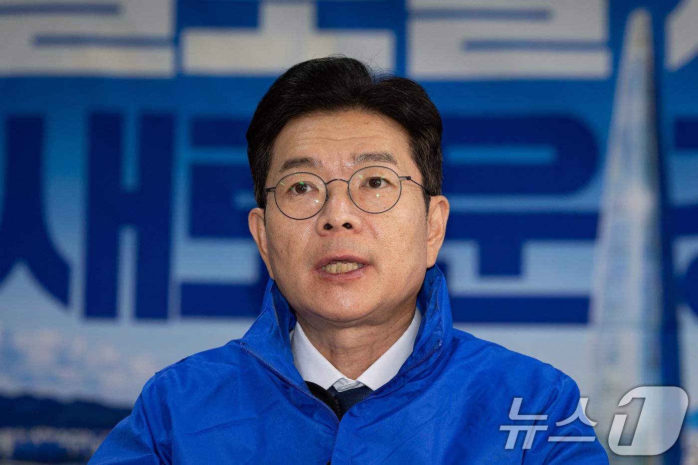 본문 이미지 - 정원오 더불어민주당 서울시장 후보가 8일 서울 송파구 조재희 송파구청장 후보 선거사무소에서 열린 현장최고위원회의에서 모두 발언을 하고 있다. 2026.5.8 ⓒ 뉴스1 유승관 기자
