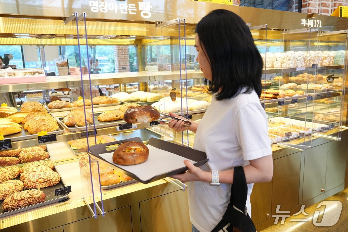본문 이미지 - 천안 빵집에서 빵 고르는 시민.(천안시청 제공. 재판매 및 DB금지)