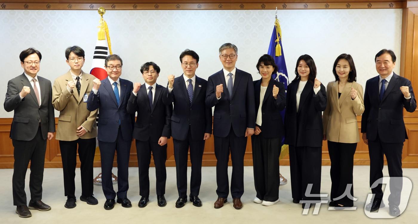 본문 이미지 - 김민석 국무총리가 8일 서울 종로구 세종대로 정부서울청사에서 열린 사행산업통합감독위원회 민간위원 위촉장 수여식에서 최병환 위원장 등 위원들과 기념촬영을하고 있다. 2026.5.8 ⓒ 뉴스1 김명섭 기자