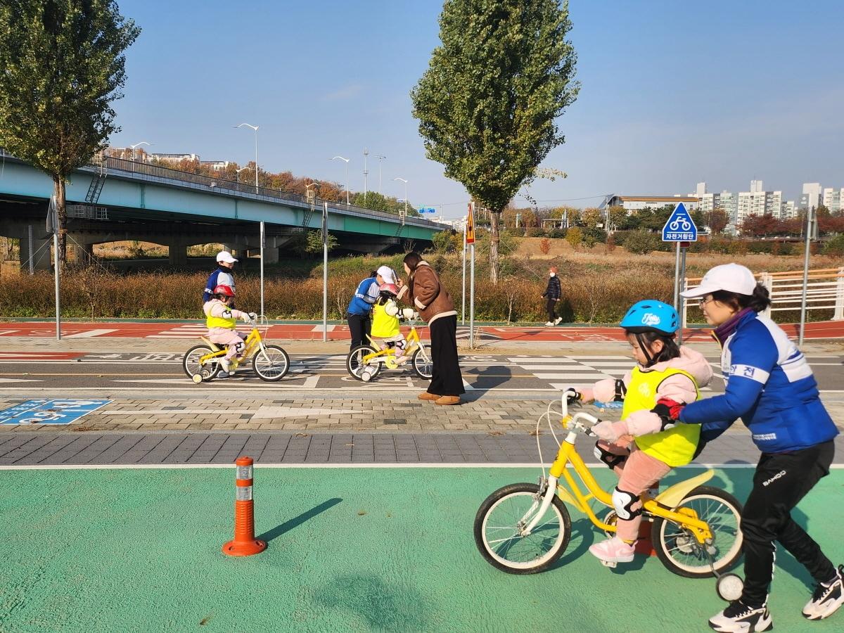 본문 이미지 - 구로구 '어린이 자전거 및 교통안전 교육'