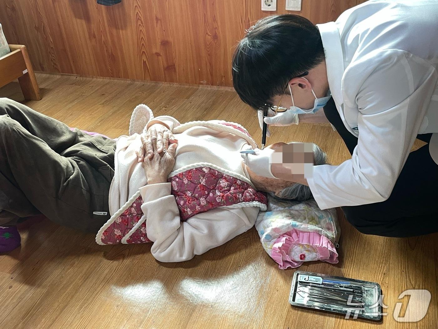 본문 이미지 - 65세 이상 어르신 대상 '방문구강건강관리' 운영 모습(계룡시 제공.재판매 및 DB금지)/뉴스1