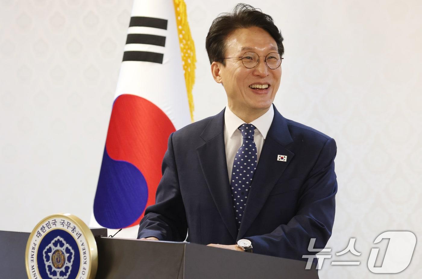 본문 이미지 - 김민석 국무총리가 지난 8일 서울 종로구 세종대로 정부서울청사에서 열린 사행산업통합감독위원회 민간위원 위촉장 수여식에서 인사말을 하고 있다. 2026.5.8 ⓒ 뉴스1 김명섭 기자