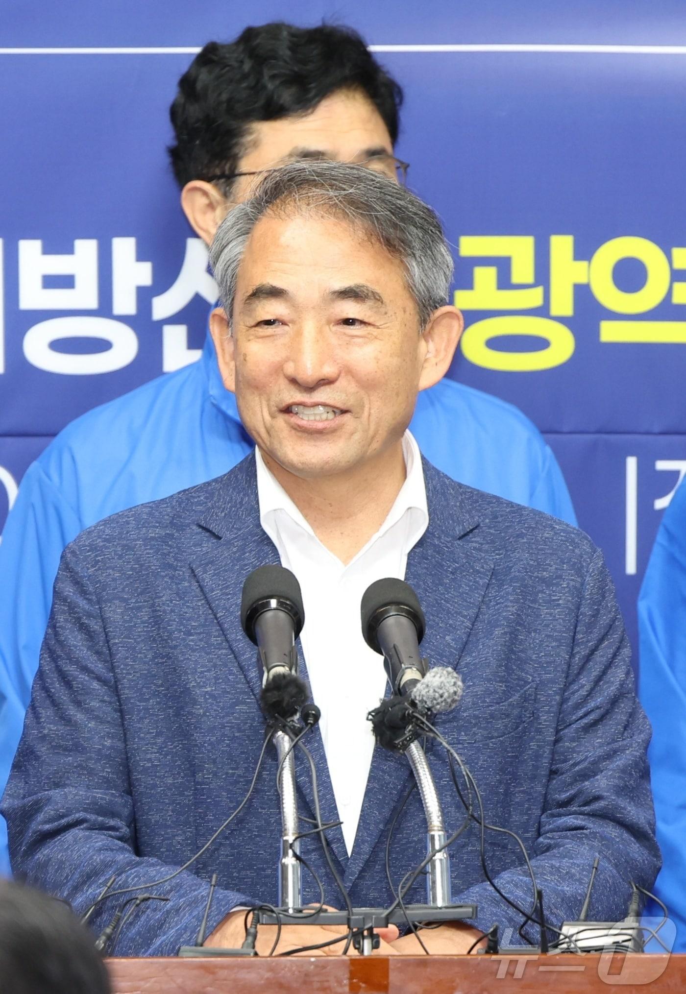 본문 이미지 - 윤준병 더불어민주당 전북도당위원장과 전북지역 광역·기초단체장 예비후보들이 8일 전북 전주시 전북특별자치도의회에서 합동 기자회견을 하고 있다. 2026.5.8 ⓒ 뉴스1 유경석 기자