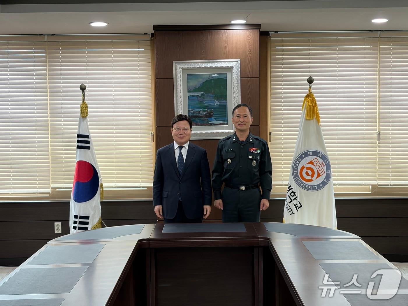 본문 이미지 - 왼쪽부터 대덕대 김대성 총장, 육군3사관학교장 박진희 소장 (대덕대학교 제공.재판매 및 DB금지)/뉴스1