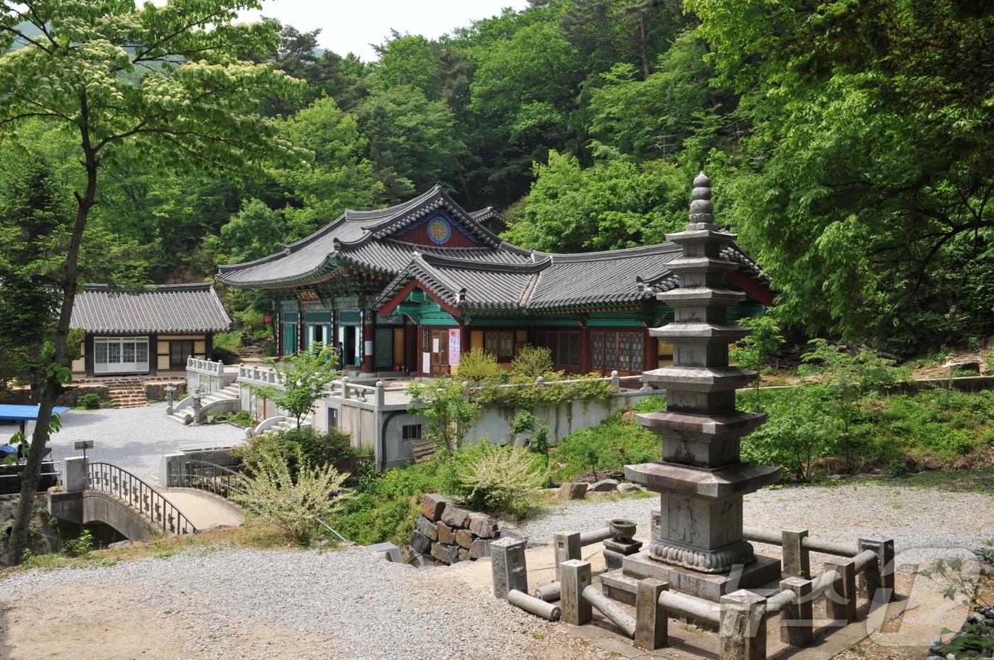 본문 이미지 - 완연한 봄기운이 이어지는 5월, 자연 속 휴식을 찾는 여행객들의 발길이 경북 영주로 향하고 있다.희방사 전경./뉴스1