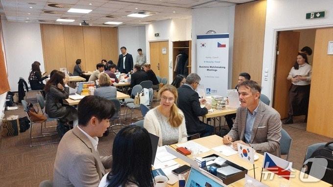 본문 이미지 - 경기 수원시가 지난해 11월 연 케이(K)-한류 유럽연합(EU) 권역 수출개척단에 참가한 시 기업인들이 체코 현지 바이어와 상담하고 있다. (수원시 제공. 재판매 및 DB 금지) 2026.5.8/뉴스1