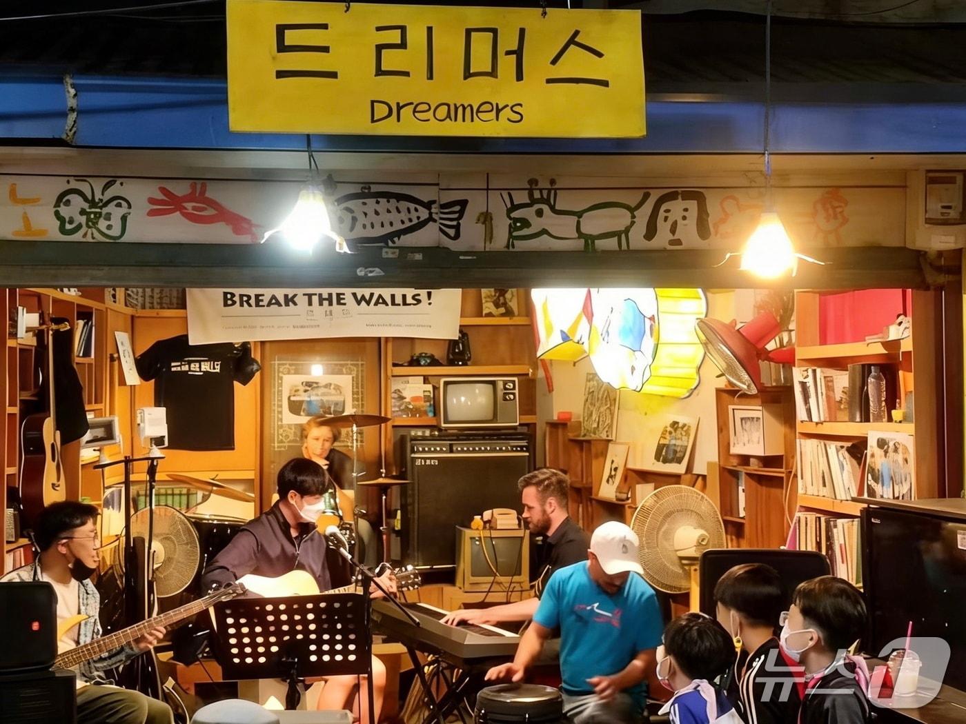 본문 이미지 - 광주출입국·외국인사무소가 추진한 '이민자 사진 공모전'에서 대상작으로 선정된 작품. 대상자는 전통시장인 남도달밤야시장에 세계인들이 모여 있는 모습을 담아냈다.(사진=광주출입국·외국인사무소 제공)