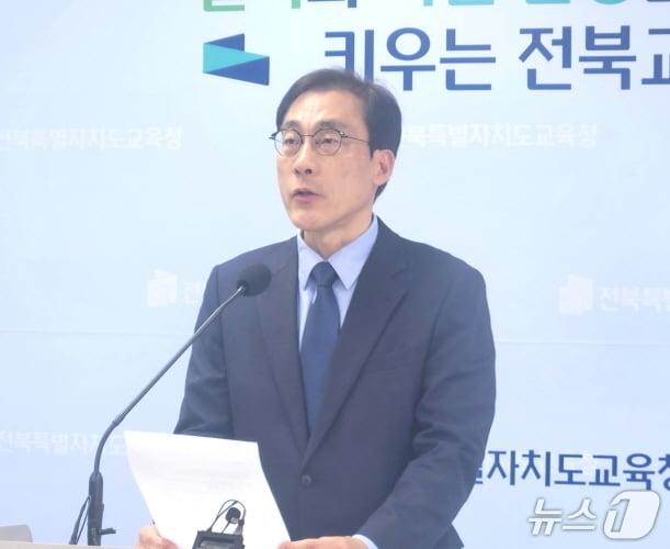 본문 이미지 - 유성동 전북교육감 예비후보가 8일 전북교육청에서 기자회견을 열고 전날 제기된 '교육국장 거래설'에 대해 해명하고 있다./뉴스1 .