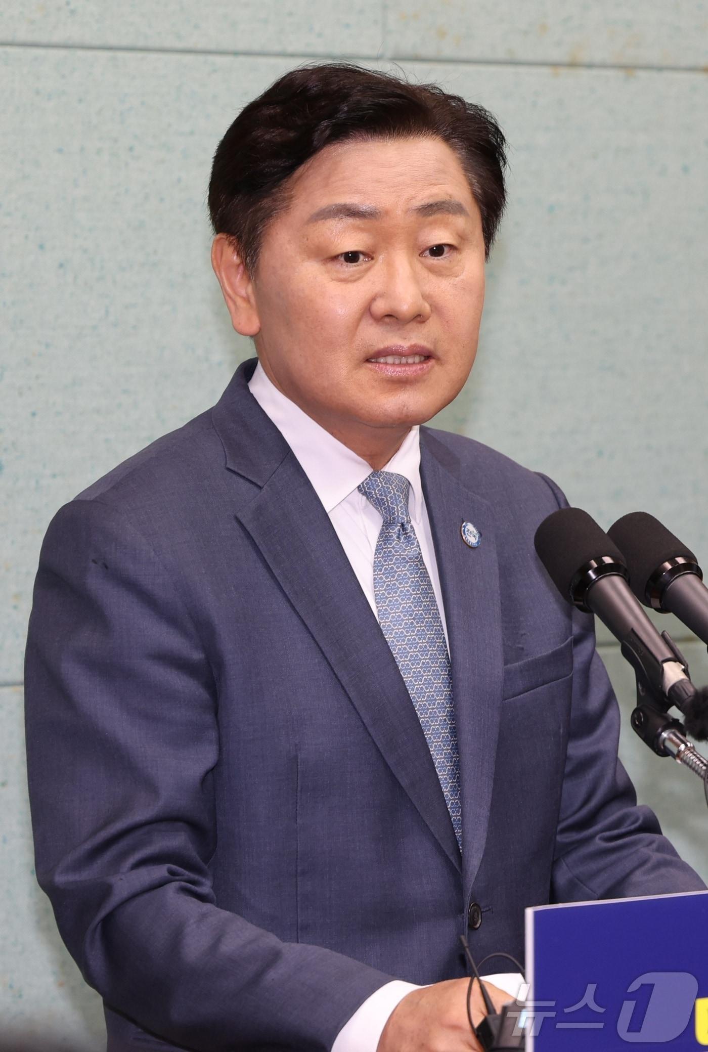 본문 이미지 - 김관영 전북도지사 예비후보가 8일 전북 전주시 전북특별자치도의회에서 종합특검 관련 긴급 기자회견을 열고 질의에 답변을 하고 있다. ⓒ 뉴스1 유경석 기자