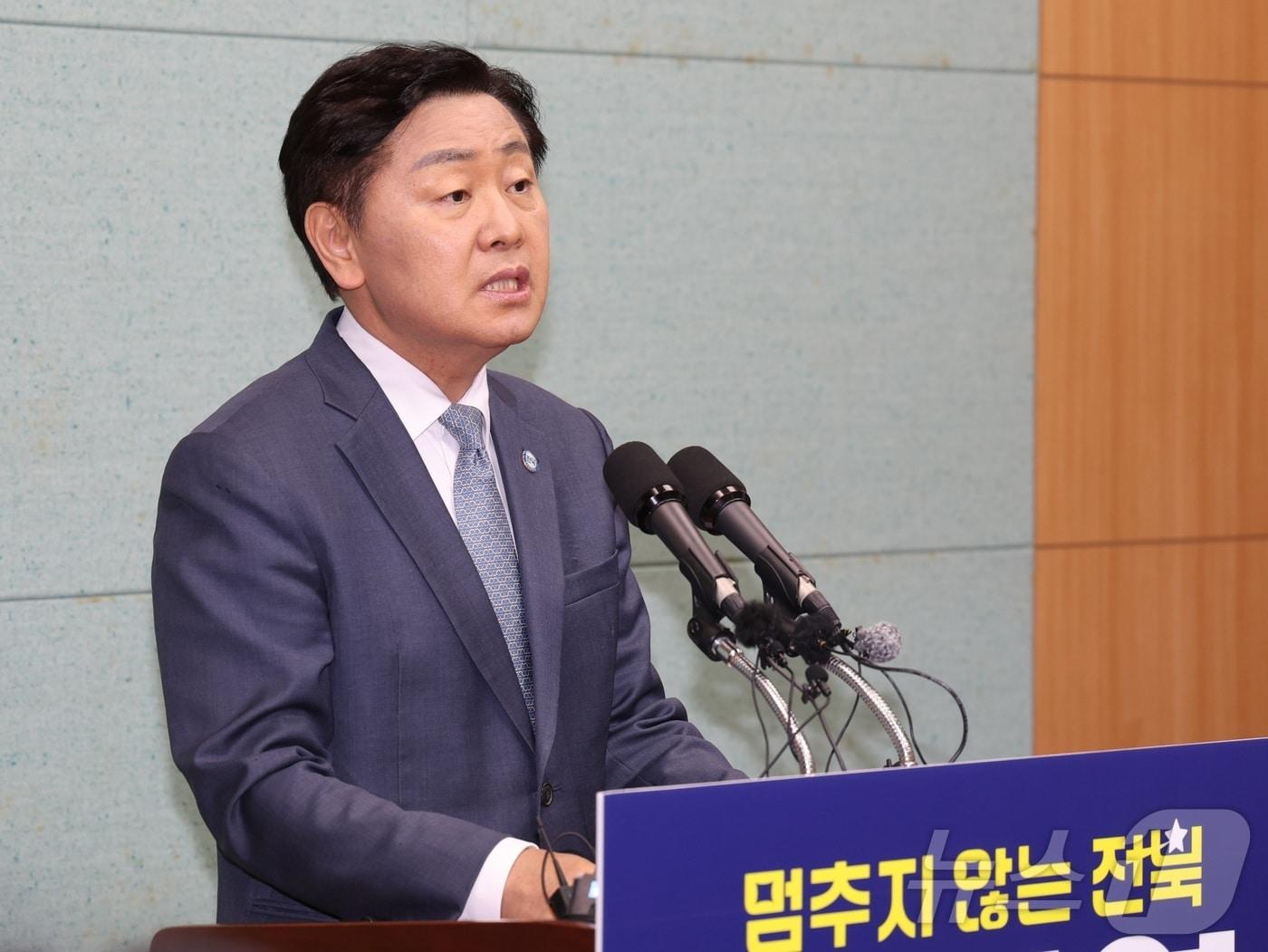 본문 이미지 - 김관영 전북도지사 예비후보가 8일 전북 전주시 전북특별자치도의회에서 종합특검 관련 긴급 기자회견을 열고 질의에 답변을 하고 있다. 2026.5.8 ⓒ 뉴스1 유경석 기자