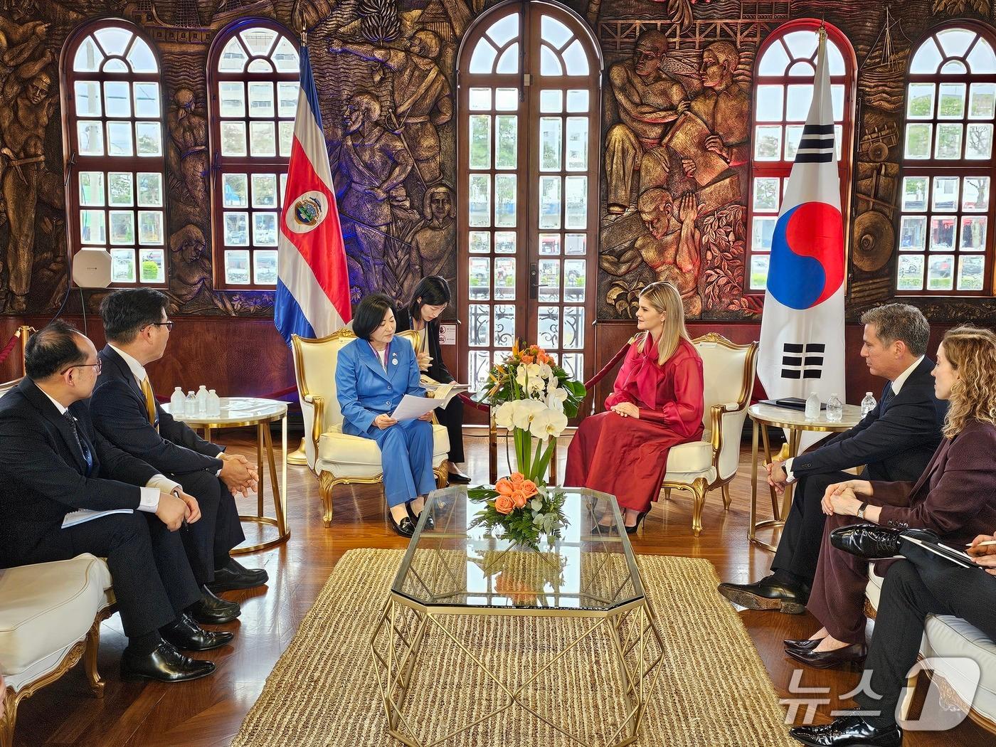 본문 이미지 -  양경숙 이재명 대통령 특사가 7일(현지시간) 코스타리카 산호세에서 라우라 페르난데스 코스타리카 신임 대통령을 예방하고 이재명 대통령의 친서를 전달했다. 2026.05.08. (외교부 제공)