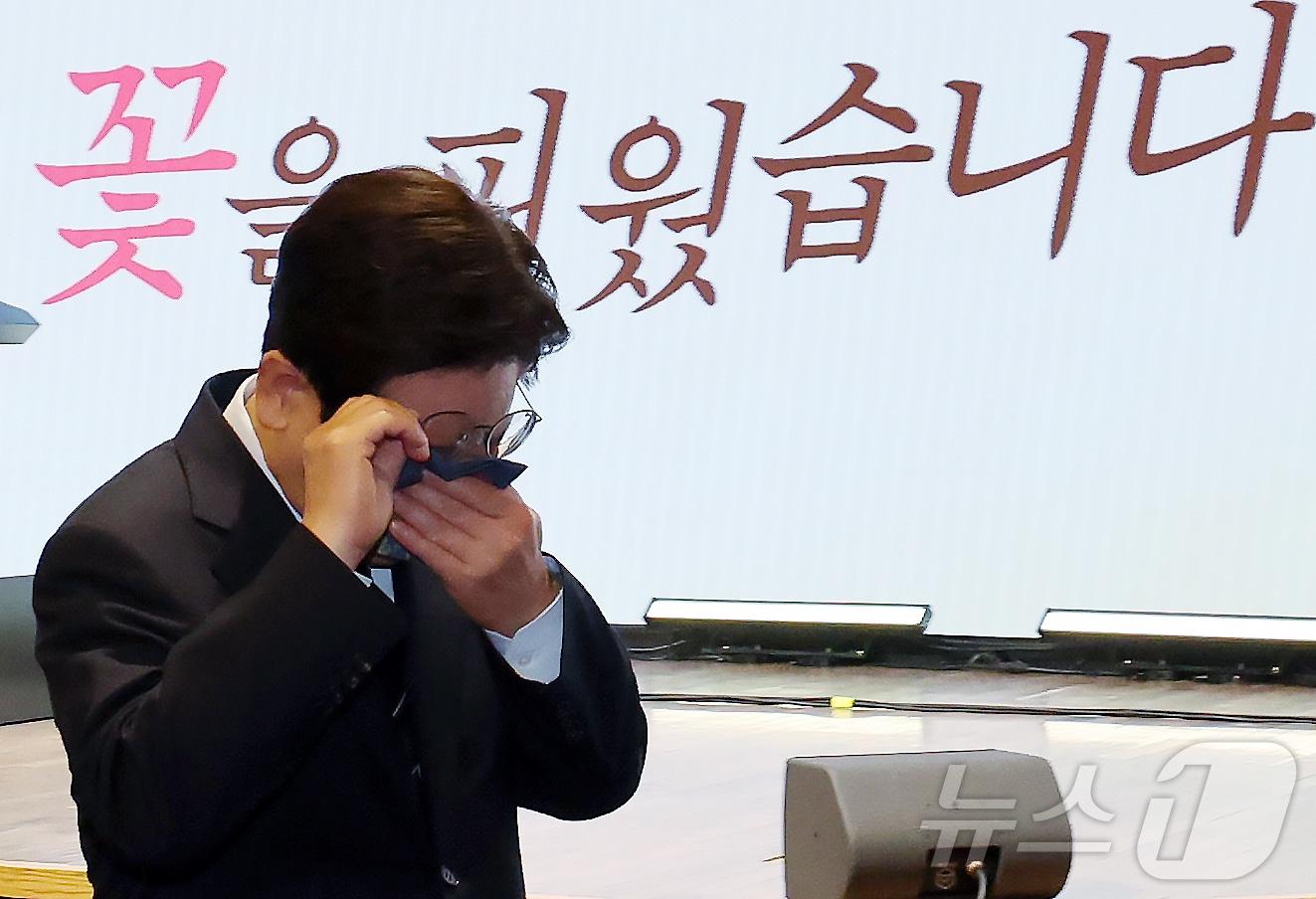 본문 이미지 - 이재명 대통령이 8일 서울 대한상공회의소에서 열린 제54회 어버이날 기념식에서 눈물을 닦고 있다. 2026.5.8 ⓒ 뉴스1 허경 기자