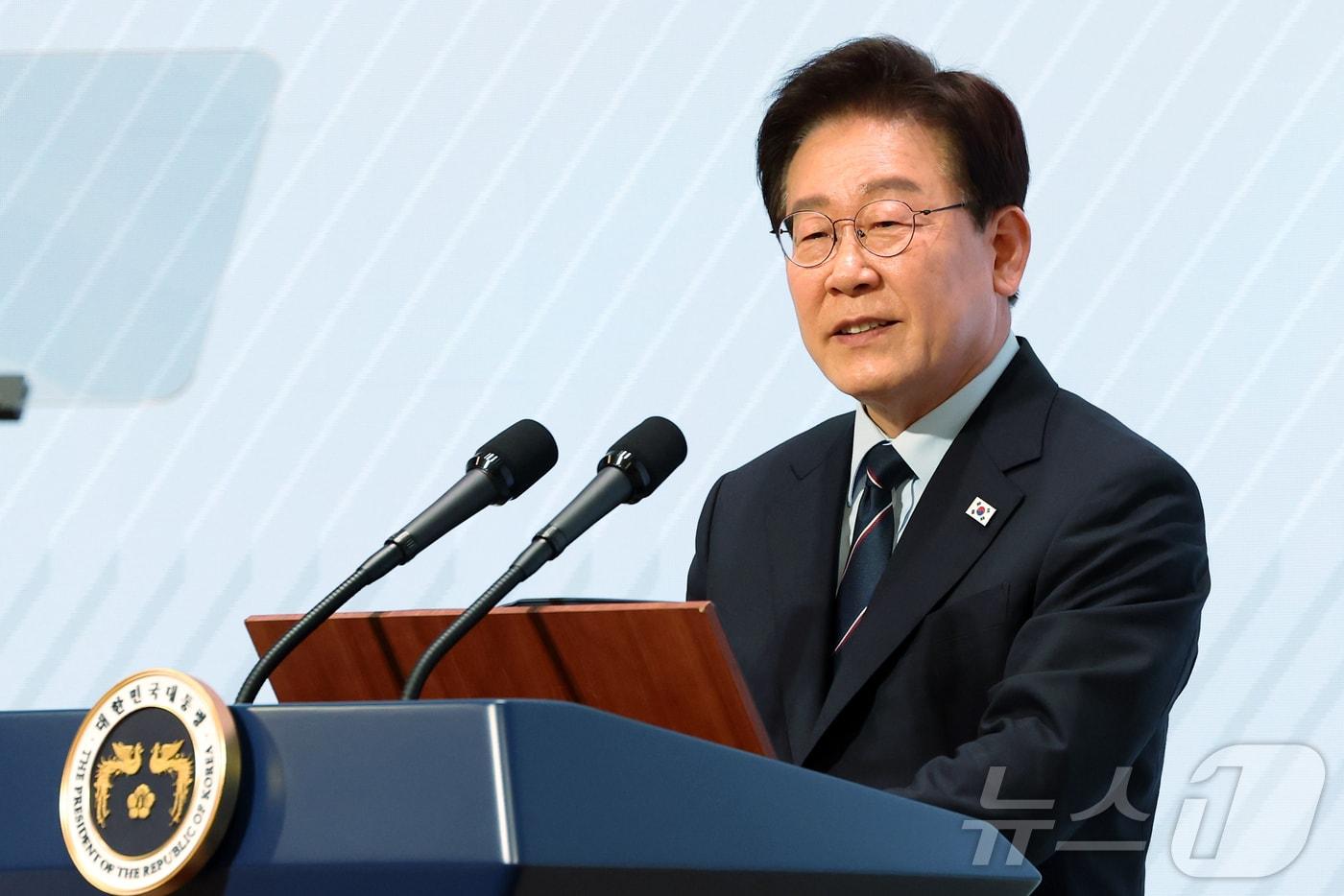 본문 이미지 - 이재명 대통령이 8일 서울 대한상공회의소에서 열린 제54회 어버이날 기념식에서 축사를 하고 있다. 2026.5.8 ⓒ 뉴스1 허경 기자