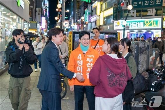 본문 이미지 - 지난 4월 29일 부산진구 서면 일대에서 유세 중인 이준석 개혁신당 대표와 정이한 부산시장 후보.(개혁신당 부산시당 제공. 재판매 및 DB금지)
