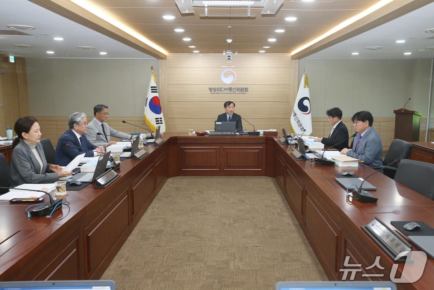 본문 이미지 - 김종철 방송미디어통신위원장이 8일 정부과천청사에서 '2026년 제7차 전체회의'를 진행하고 있다. (방미통위 제공)