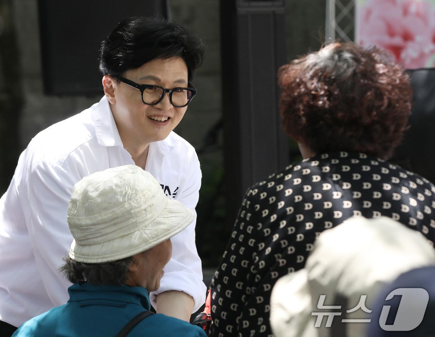 본문 이미지 - 부산 북구갑 국회의원 보궐선거에 출마한 한동훈 무소속 후보가 8일 부산 북구 만덕종합사회복지관에서 열린 어버이날 경로잔치 행사에 참석해 어르신들과 인사를 나누고 있다. 2026.5.8 ⓒ 뉴스1 윤일지 기자