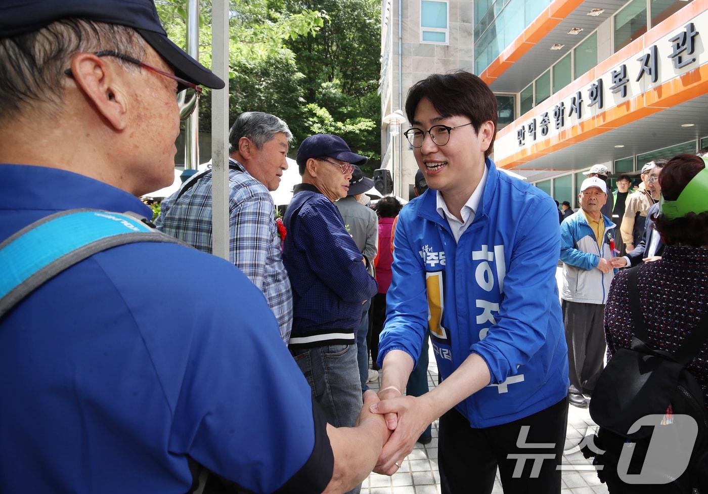 본문 이미지 - 부산 북구갑 국회의원 보궐선거에 출마한 하정우 더불어민주당 후보가 8일 부산 북구 만덕종합사회복지관에서 열린 어버이날 경로잔치 행사에 참석해 어르신들과 인사를 나누고 있다. 2026.5.8 ⓒ 뉴스1 윤일지 기자