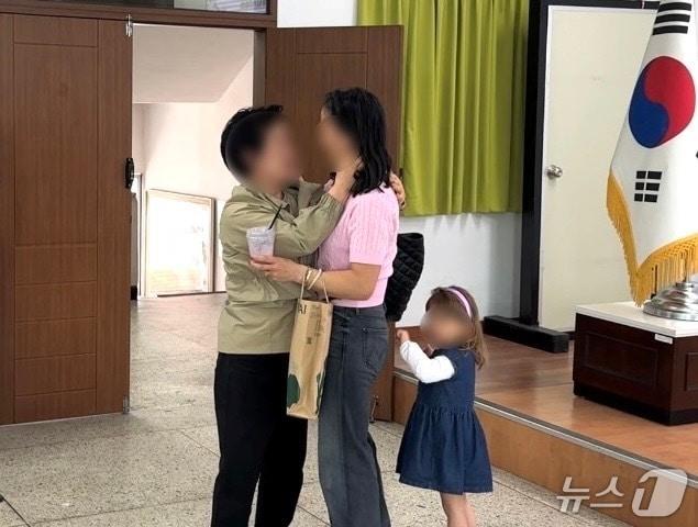 본문 이미지 - 지난 4일 부산 해운대경찰서 직무교육장에서 열린 가족 상봉 행사에서 A 씨와 생모가 재회했다. (해운대경찰서 제공. 재판매 및 DB금지)