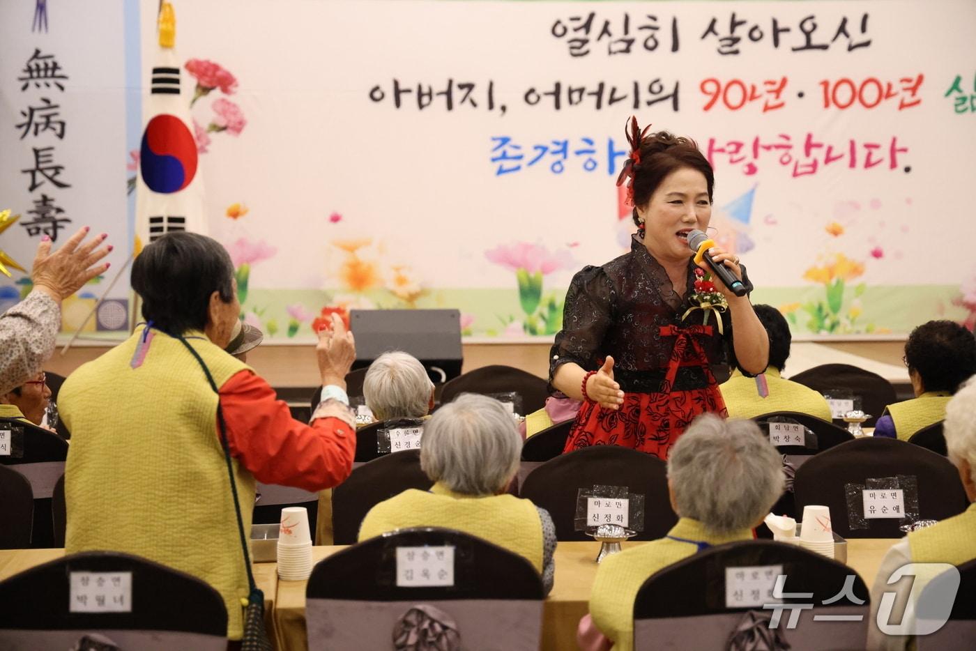 본문 이미지 - 어버이날인 8일 충북 보은에서  구순·상수 어르신 생신잔치가 열리고 있다. (보은군 제공.재판매 및 DB금지)/뉴스1