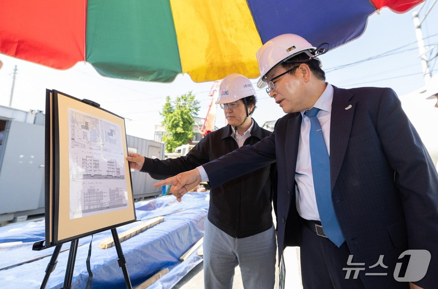 본문 이미지 - 정헌율 전북 익산시장이 주요 사업이 진행되는 현장을 찾아 점검을 하고 있다.(익산시 제공. 재판매 및 DB 금지)