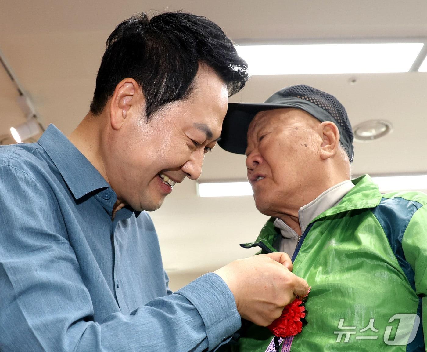 본문 이미지 - 장동혁 국민의힘 대표가 어버이날인 8일 오전 서울 양천구 목동종합사회복지관에서 열린 '사랑해효 감사 잔치'에 참석해 어르신들에게 카네이션을 달아드리고 있다. 2026.5.8 ⓒ 뉴스1 이광호 기자