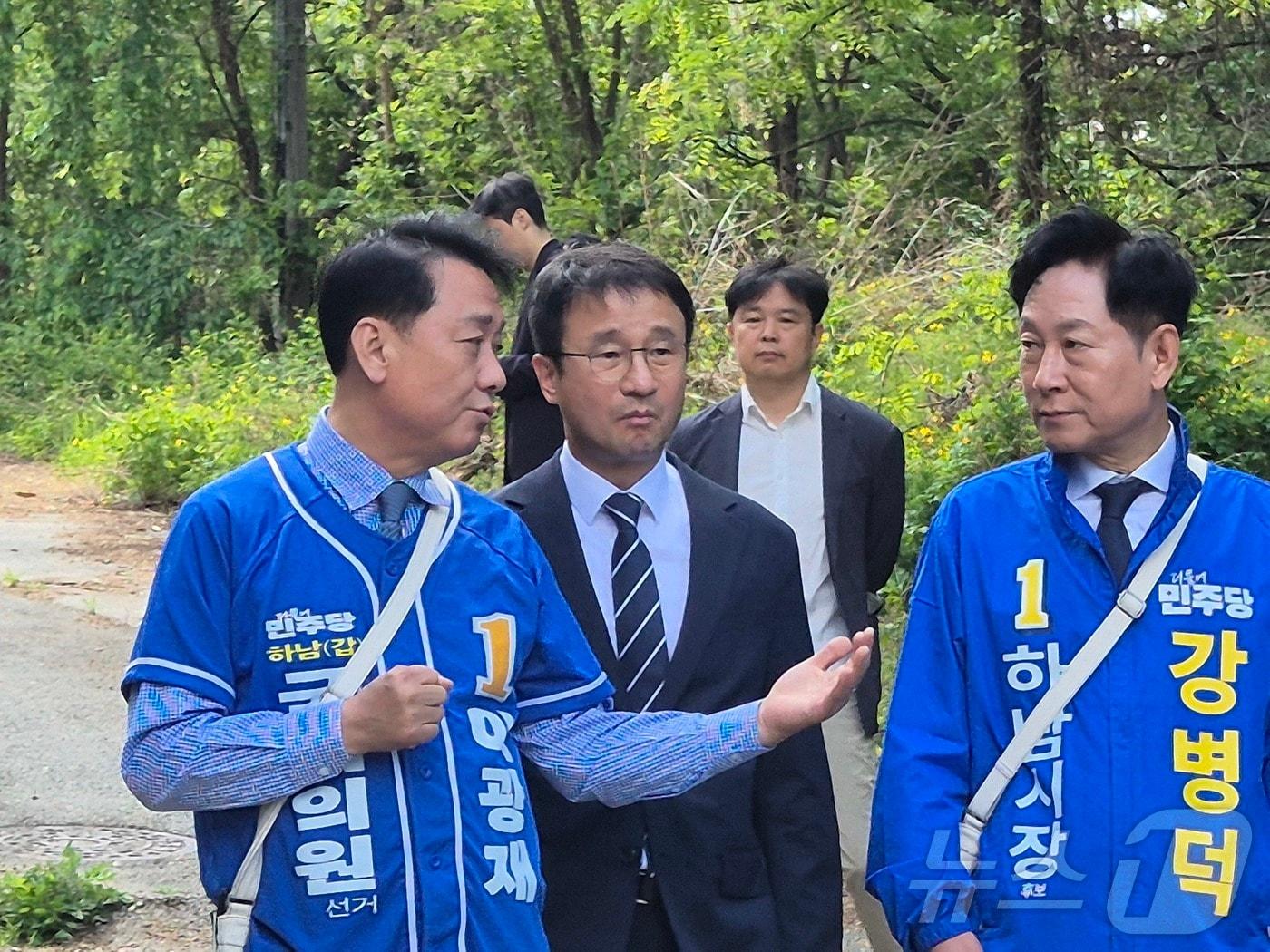본문 이미지 - 한병도 더불어민주당 원내대표가 8일 경기도 하남시 미군 반환공여지 '캠프 콜번'에서 이광재 경기 하남갑 국회의원 보궐선거 후보와 강병덕 하남시장 후보 캠프가 연 '7대 숙원과제 입법 지원 현장 기자회견'에 참석해 내용 설명을 듣고 있다. 2026.5.8 ⓒ 뉴스1 양희문 기자