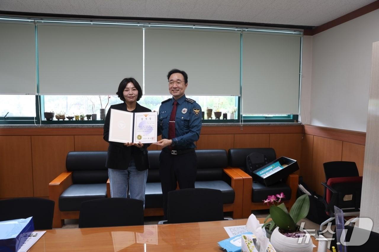 본문 이미지 - 실종자 구조에 기여한 공로로 강릉경찰서로부터 감사장을 받은 강릉 성산면사무소 박준희 주무관.(강릉시 제공, 재판매 및 DB 금지) 2026.5.8/뉴스1