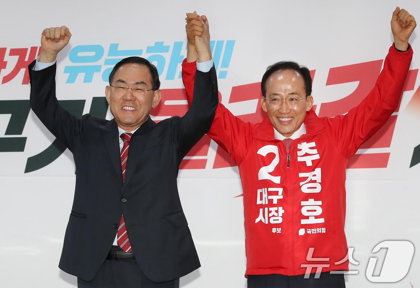 본문 이미지 - 주호영 국회부의장이 8일 오후 대구 수성구 국민의힘 대구시당에서 6·3 지방선거 대구시장 선거대책위원회 총괄선거대책위원장 수락의 뜻을 밝힌 뒤 추경호 대구시장 후보와 함께 손을 들어 보이고 있다. 2026.5.8 ⓒ 뉴스1 공정식 기자