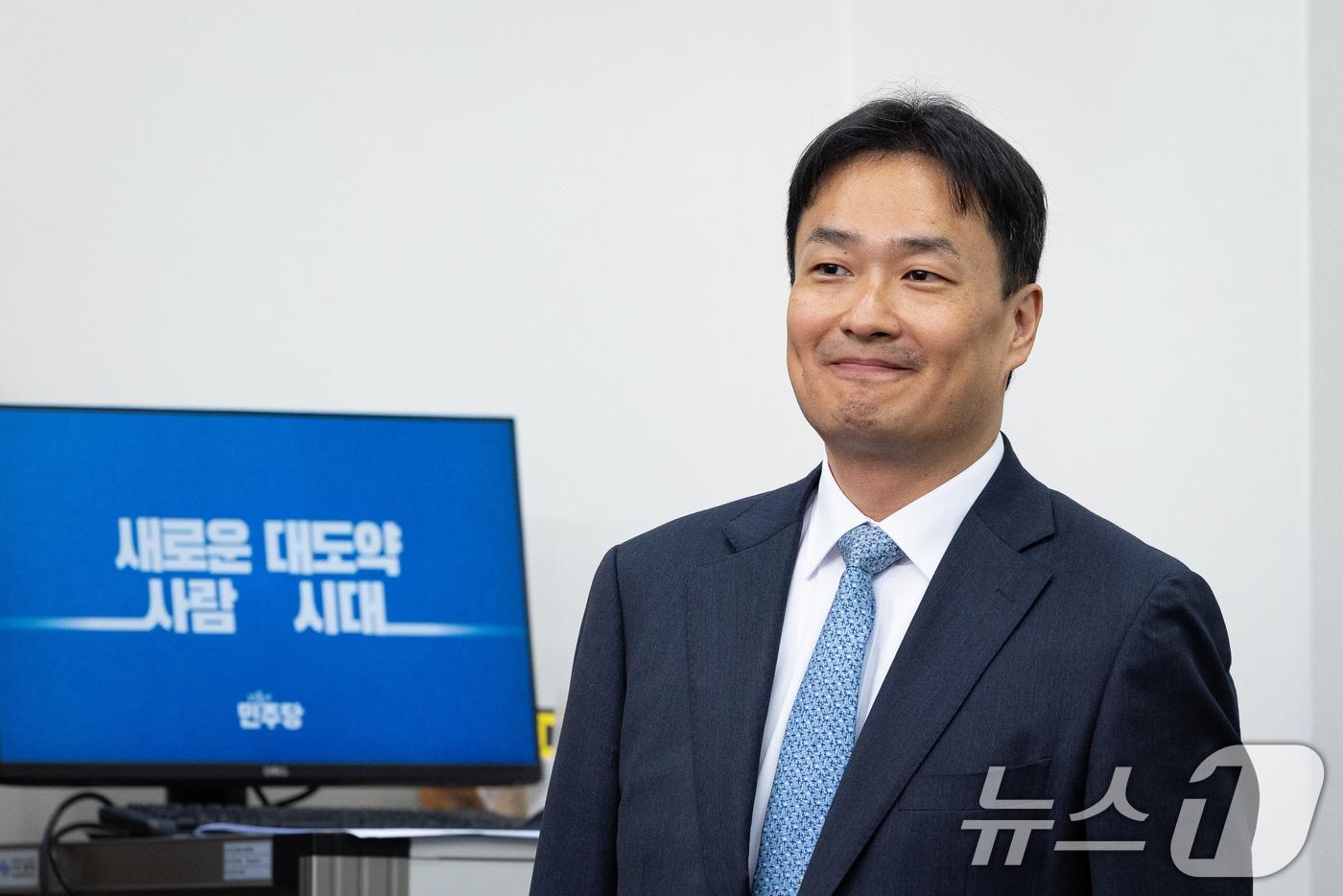 본문 이미지 - 김영빈 변호사가 8일 서울 여의도 국회에서 열린 더불어민주당 제4차 인재영입식에 입장하고 있다. 김영빈 변호사는 6.3 지방선거 박수현 충청남도지사 후보의 지역구인 충남 공주·부여·청양 보궐선거 공천이 유력하다. 2026.5.8 ⓒ 뉴스1 유승관 기자