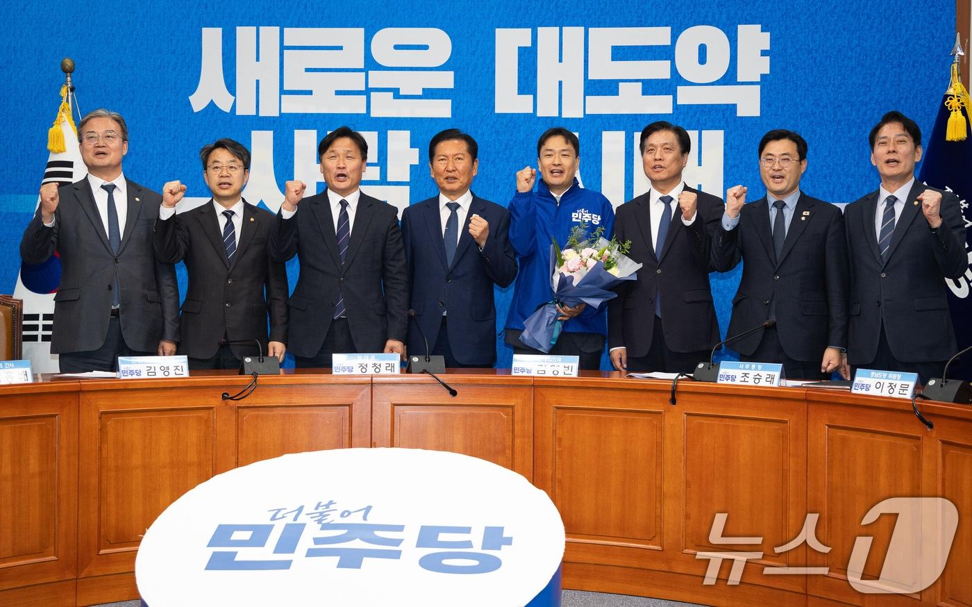 본문 이미지 - 정청래 더불어민주당 대표와 김영빈 변호사가 8일 서울 여의도 국회에서 열린 제4차 인재영입식에서 참석자들과 기념 촬영을 하고 있다. 김영빈 변호사는 6.3 지방선거 박수현 충청남도지사 후보의 지역구인 충남 공주·부여·청양 보궐선거 공천이 유력하다. 2026.5.8 ⓒ 뉴스1 유승관 기자