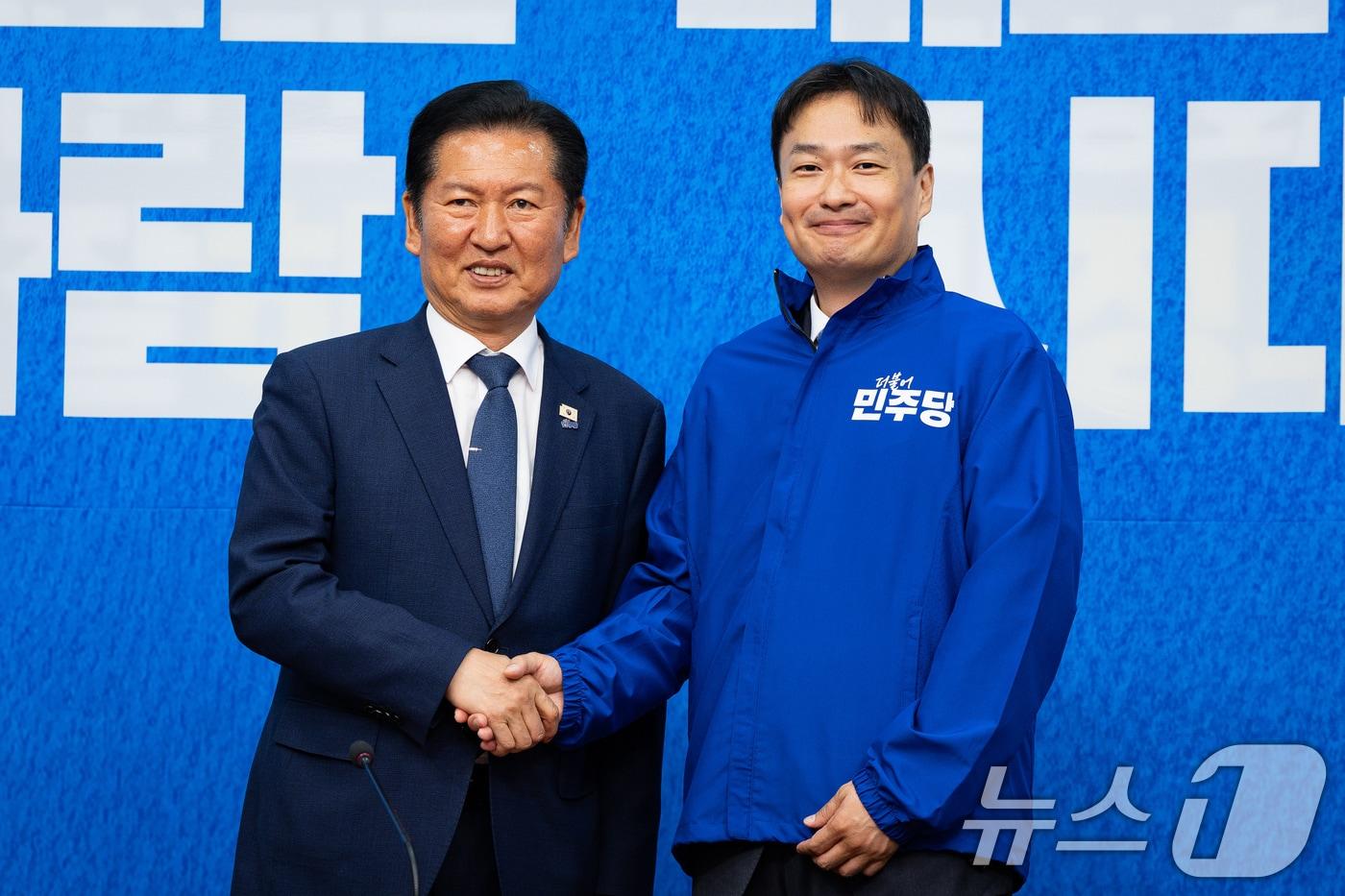본문 이미지 - 정청래 더불어민주당 대표가 8일 서울 여의도 국회에서 열린 제4차 인재영입식에서 김영빈 변호사와 기념 촬영을 하고 있다. 김영빈 변호사는 6.3 지방선거 박수현 충청남도지사 후보의 지역구인 충남 공주·부여·청양 보궐선거 공천이 유력하다. 2026.5.8 ⓒ 뉴스1 유승관 기자