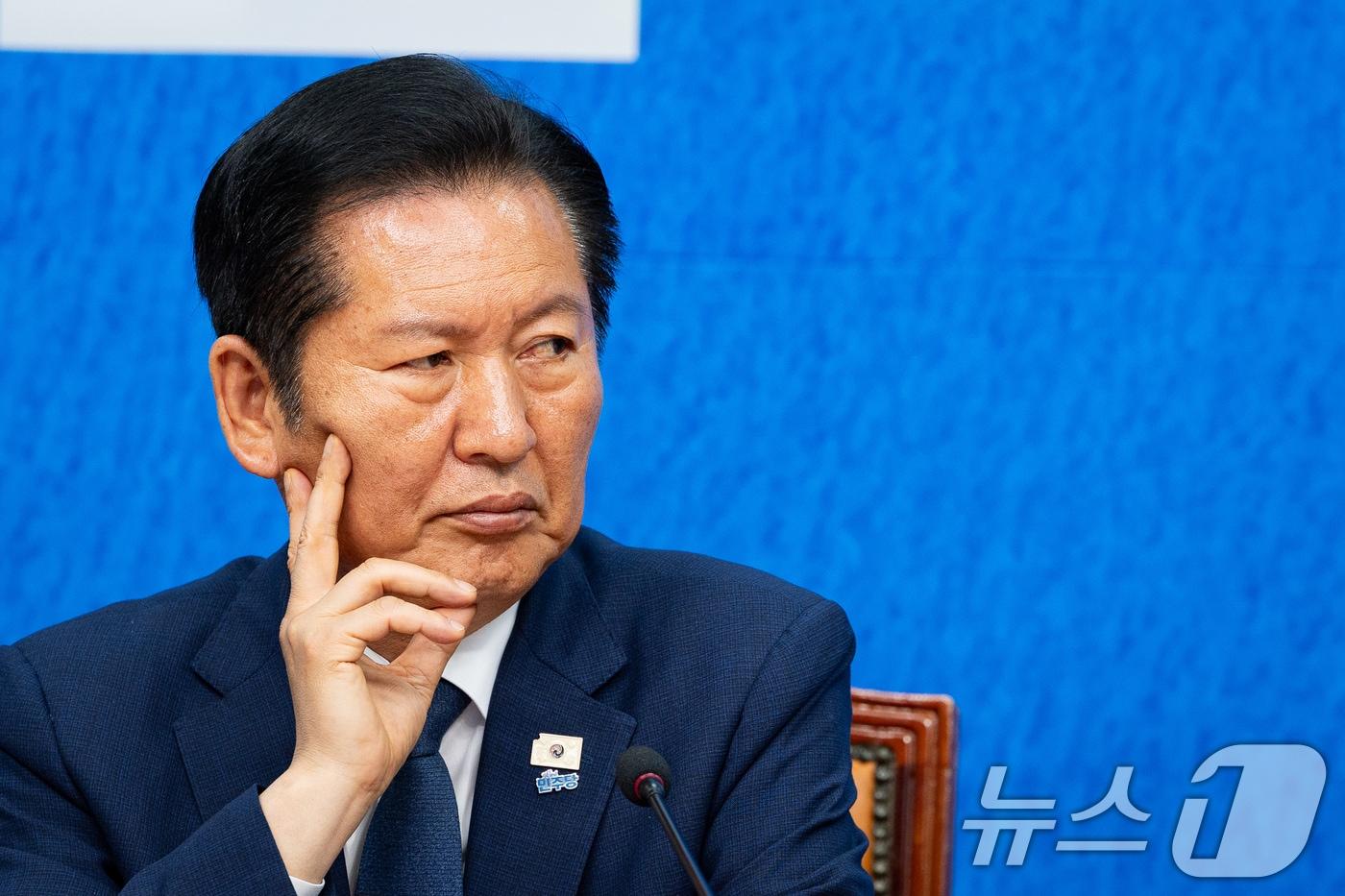 본문 이미지 - 정청래 더불어민주당 대표가 8일 서울 여의도 국회에서 열린 제4차 인재영입식에서 김영빈 변호사의 인사말을 경청하고 있다. 김영빈 변호사는 6.3 지방선거 박수현 충청남도지사 후보의 지역구인 충남 공주·부여·청양 보궐선거 공천이 유력하다. 2026.5.8 ⓒ 뉴스1 유승관 기자