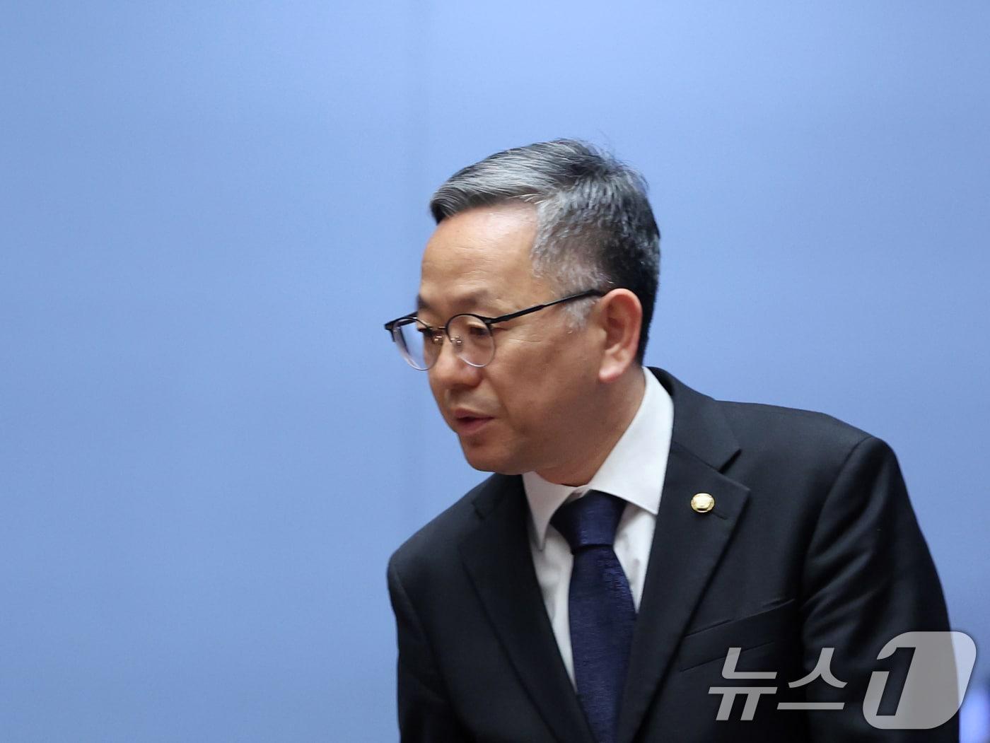 본문 이미지 - 김문수 더불어민주당 의원이 8일 오후 서울 여의도 국회에서 열린 의원총회에 참석하고 있다. 2026.5.8 ⓒ 뉴스1 황기선 기자