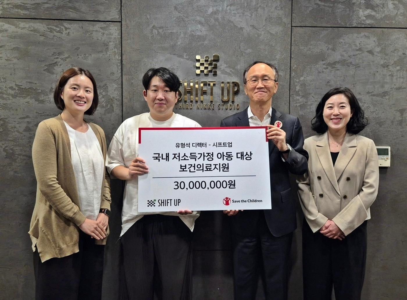 본문 이미지 - 유형석 ‘승리의 여신:니케’ 디렉터(왼쪽 두 번째)와 시프트업이 세이브더칠드런에 후원금 3000만 원을 전달했다.(시프트업 제공. 재판매 및 DB금지)2026.5.8 ⓒ 뉴스1