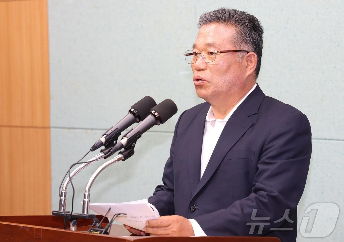 본문 이미지 - 김종회 전 국회의원이 8일 전북 전주시 전북특별자치도의회에서 군산·김제·부안을 보궐선거 무소속 출마 선언을 하고 있다. 2026.5.8 ⓒ 뉴스1 유경석 기자