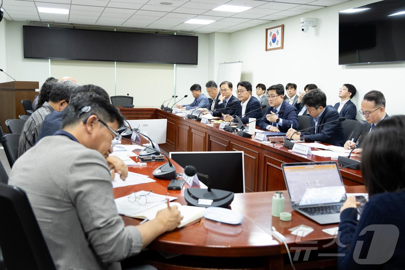 본문 이미지 - 김성환 기후에너지환경부 장관이 서울 여의도 국회의원회관에서 송전 전력망 건설 반대 지역별 대표들과 간담회를 하고 있다. (기후에너지환경부 제공. 재판매 및 DB 금지) 2026.5.8 ⓒ 뉴스1
