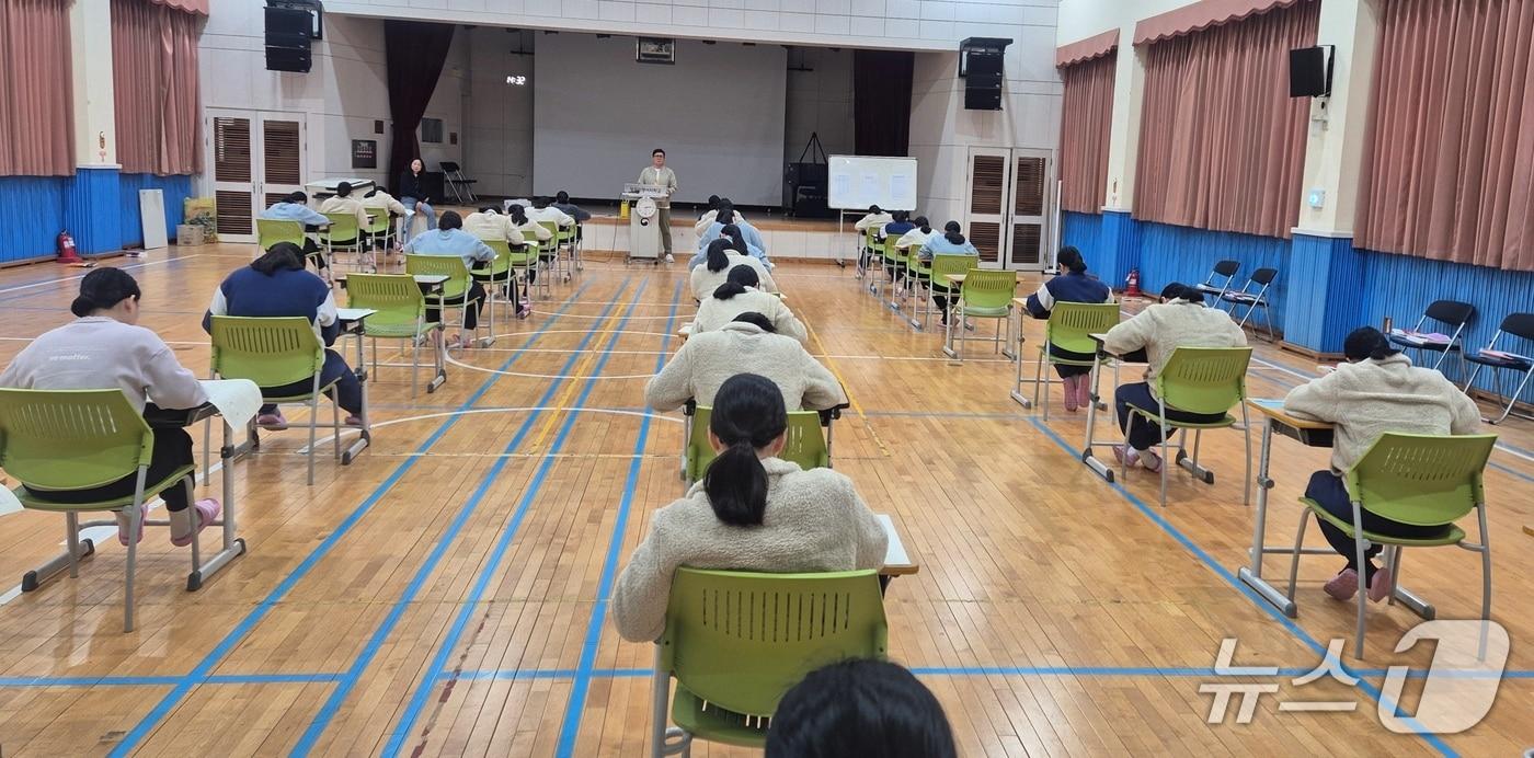 본문 이미지 - 검정고시를 응시하는 소년원생들.(법무부청주소년원 제공. 재판매 및 DB금지)/뉴스1