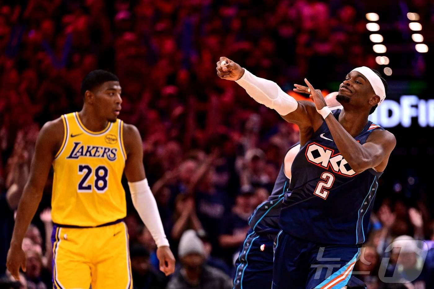본문 이미지 - NBA 오클라호마시티 선더가 PO 2라운드에서 레이커스에 2연승을 거뒀다. ⓒ AFP=뉴스1