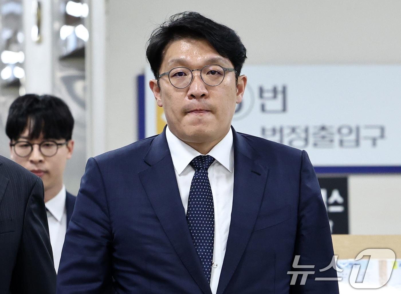 본문 이미지 - 김건희 씨에게 고가의 그림을 건넨 혐의를 받는 김상민 전 부장검사가 서울 서초구 서울고등법원에서 열린 항소심 선고 공판에 출석하고 있다. 김 전 부장검사는 김씨의 친오빠를 통해 1억 4천만원에 달하는 이우환 화백 작품을 전달해 22대 국회의원 총선 공천과 국가정보원 법률특보 임명 과정에서 도움을 받은 혐의를 받고 있다. 2026.5.8 ⓒ 뉴스1 최지환 기자