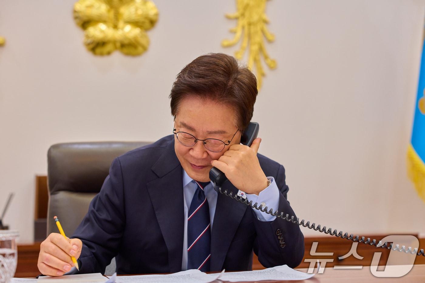 본문 이미지 - 이재명 대통령이 8일 서울 청와대에서 마크 카니 캐나다 총리와 전화 통화를 하고 있다. (청와대 제공. 재판매 및 DB 금지) 2026.5.8 ⓒ 뉴스1 허경 기자