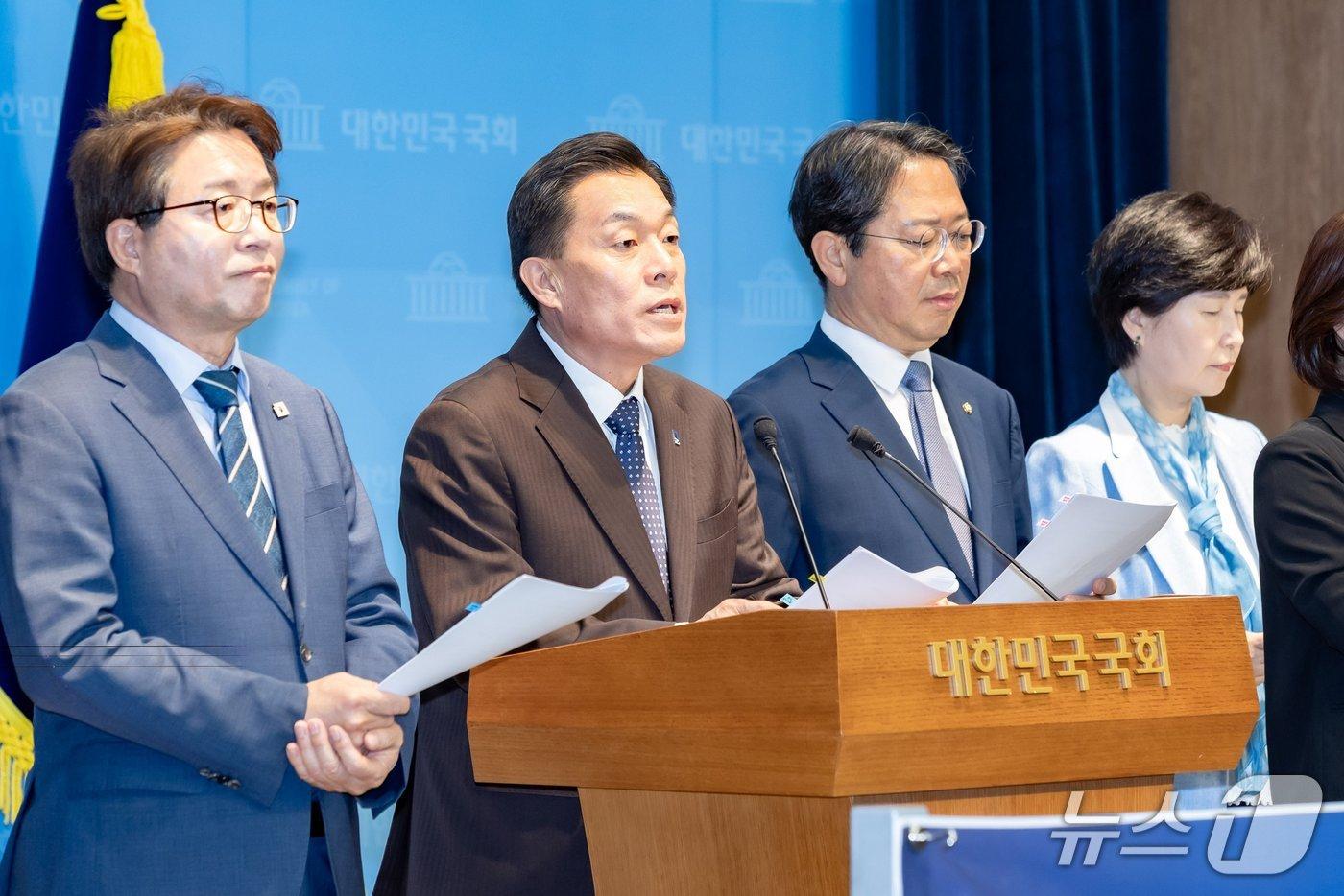 본문 이미지 - 이재준 경기 수원시장(왼쪽 두 번째)이 8일 국회 소통관에서 백혜련(수원을)·김승원(수원갑)·염태영(수원무) 의원과 함께 '특례시 지원에 관한 특별법 국회 통과 환영 기자회견'을 열고 있다. (수원시 제공. 재판매 및 DB 금지) 2026.5.8/뉴스1