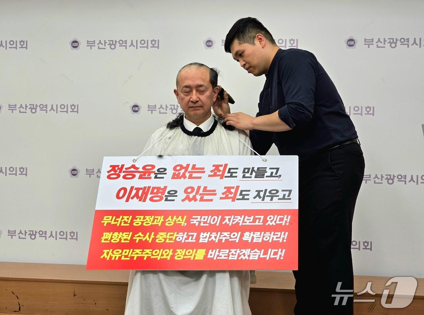 본문 이미지 - 정승윤 전 국민권익위원회 사무처장이 권익위 TF의 수사 의뢰에 항의하는 기자회견을 열고 현장에서 삭발식을 진행하고 있다.2026.5.8 ⓒ 뉴스1 이주현 기자