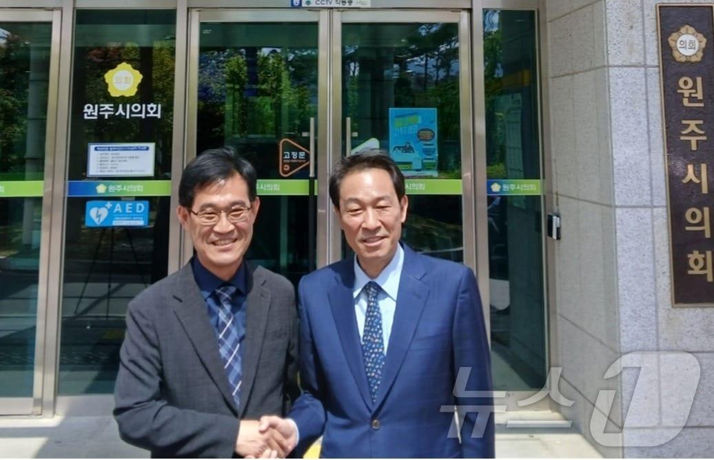 본문 이미지 - 우상호 더불어민주당 민선 9기 강원특별자치도지사 후보가 8일 원주시의회에서 국민의힘을 탈당한 조용기 원주시의장을 만나 지역 현안에 대해 의견을 나누기 전 의회 앞에서 기념사진을 촬영하고 있다. 2026.5.8 ⓒ 뉴스1 신관호 기자