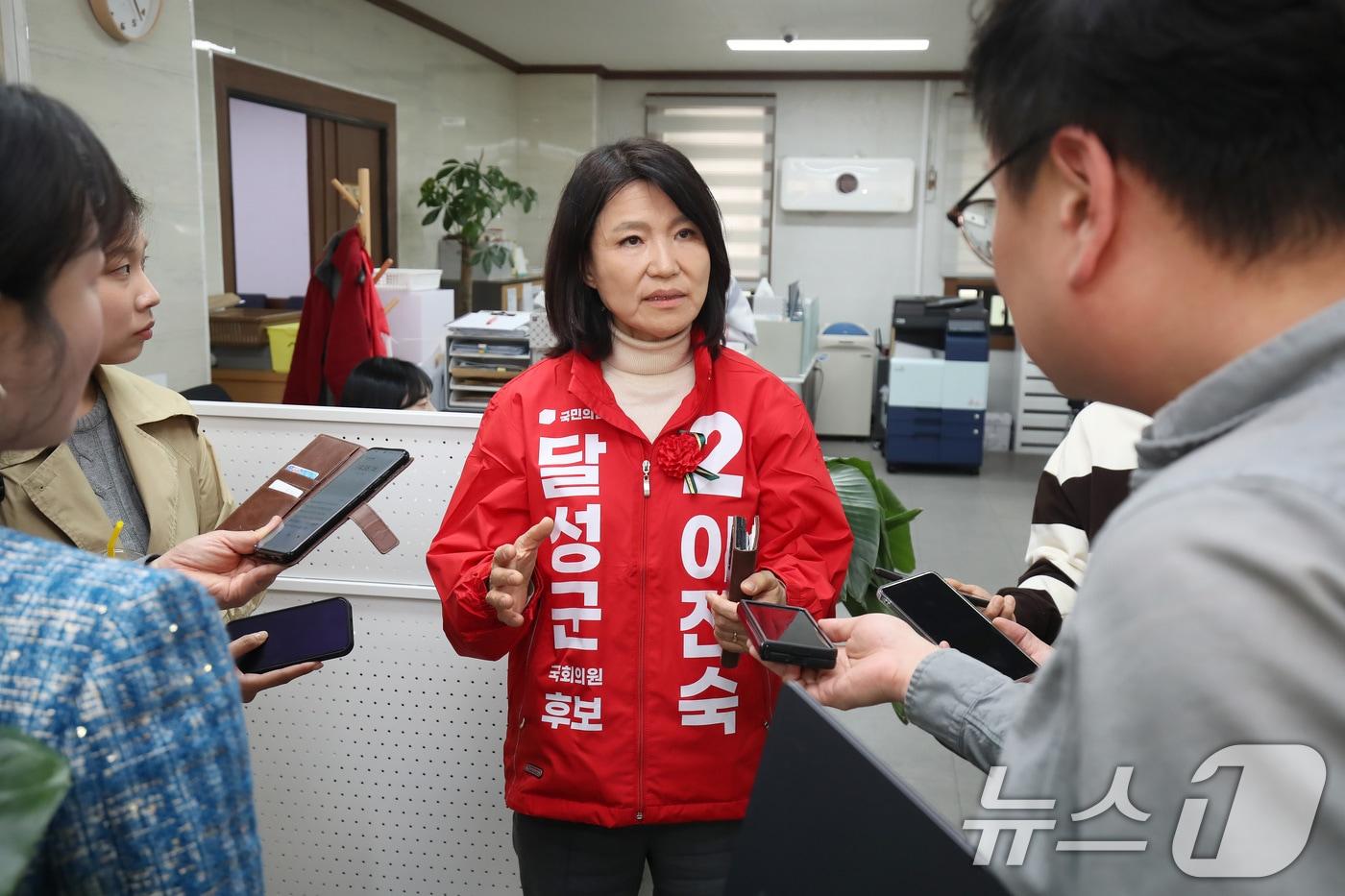 본문 이미지 - 대구 달성군 국회의원 보궐선거에 출마하는 이진숙 전 방송통신위원장이 8일 국민의힘 대구시당에서 기자들과 만나 각오를 밝히고 있다. 2026.5.8 ⓒ 뉴스1 공정식 기자